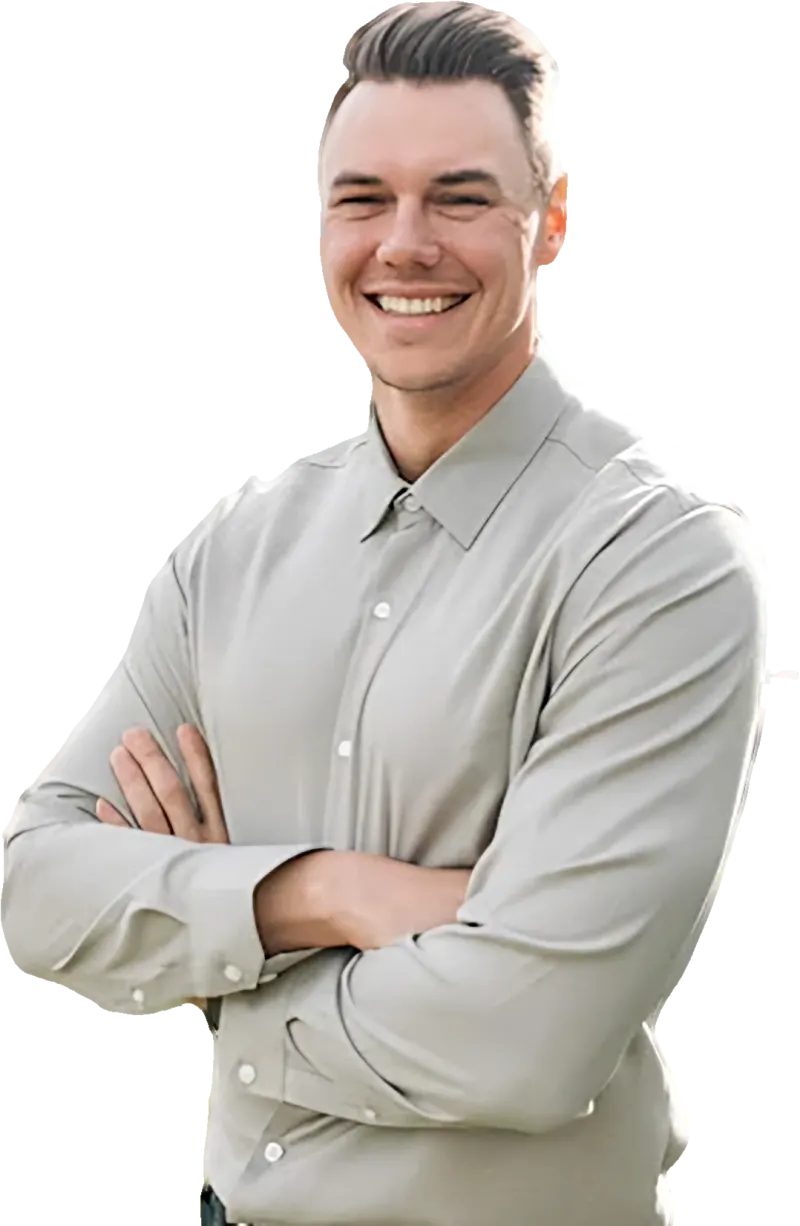 Alex Thomson, Penticton mortgage broker, smiling with arms crossed